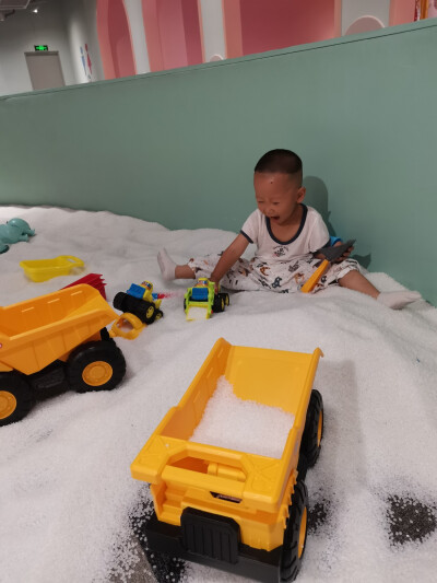 宝燕乐园游玩，现在疫情吧玩水的没开，票是在美团购买的，玩的还行吧