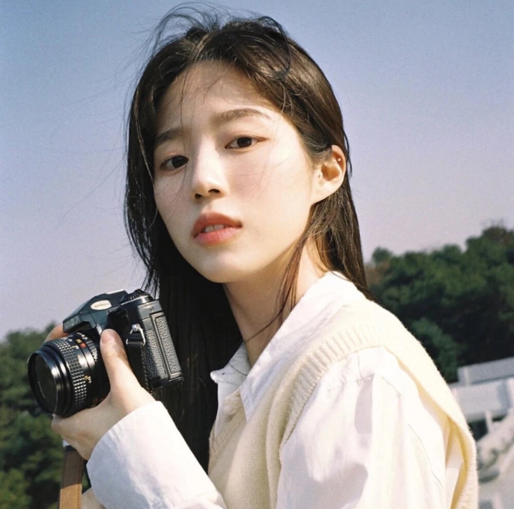 我有时候会想，我们执着于一段关系的意义到底是什么呢，就算一些人能回来，感觉也不可能回去了，其实自己也是回不去的 。你割舍不下的，已经不是你喜欢的那个人了，而是那个默默付出的自己。就好像再也不会有这么一个人，让你如此毫无保留地付出。