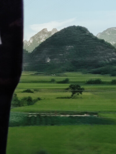 动车驶过丘陵