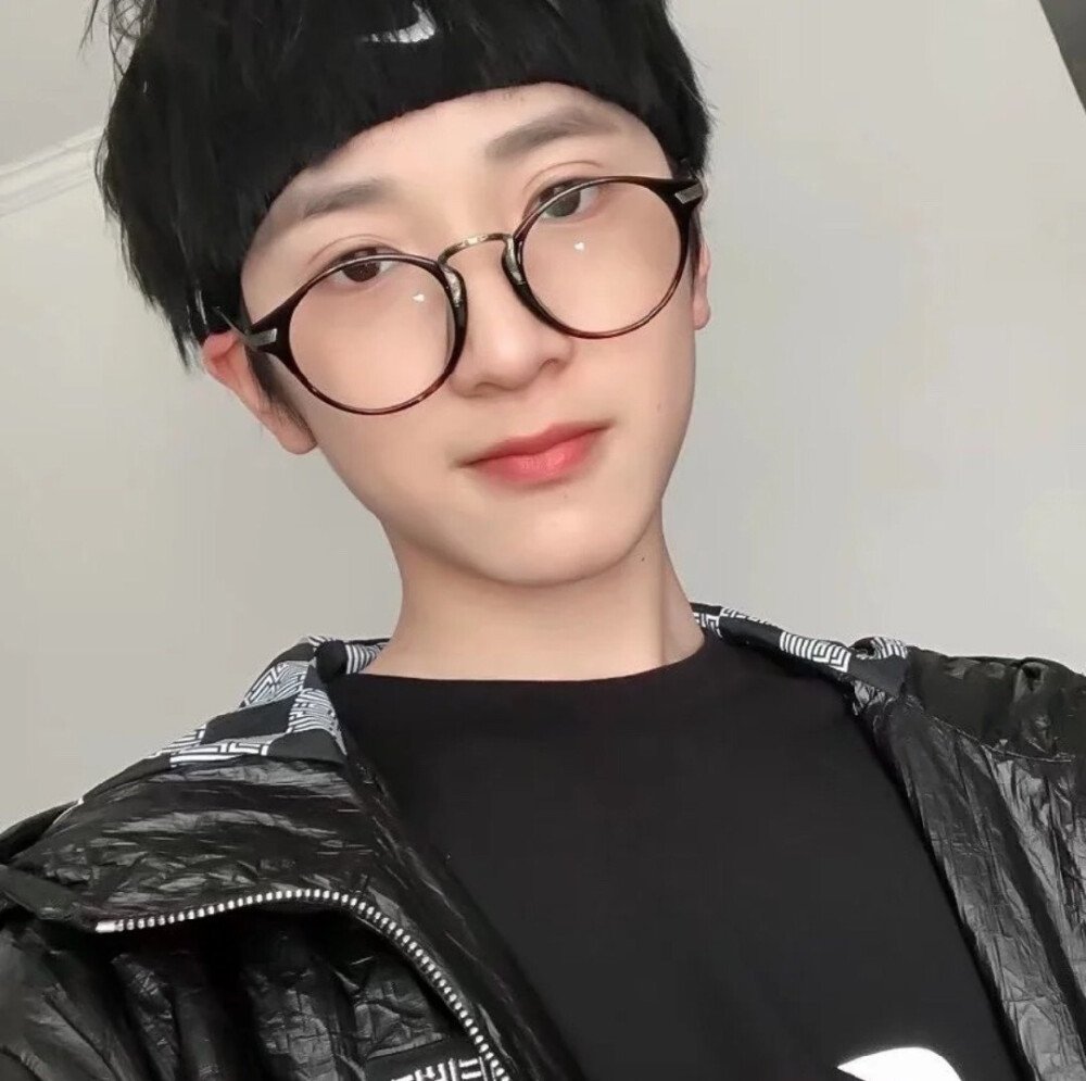 来看看带眼镜的严浩翔 宋亚轩 刘耀文 张真源 马嘉祺 其他土豆的没