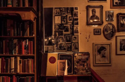 黄昏虽在，但少年已经离开了。