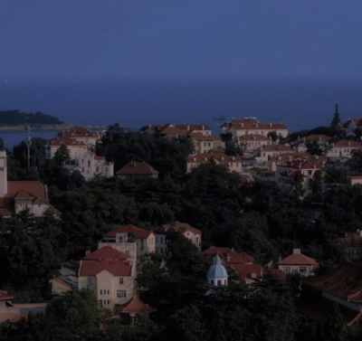 黄昏虽在，但少年已经离开了。