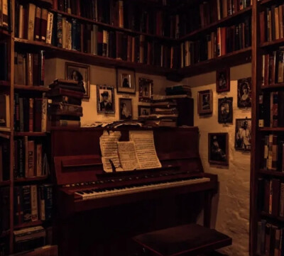 黄昏虽在，但少年已经离开了。