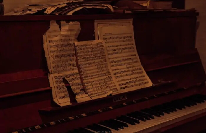 黄昏虽在，但少年已经离开了。