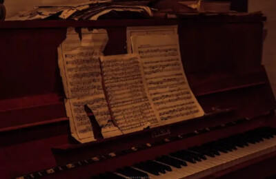 黄昏虽在，但少年已经离开了。