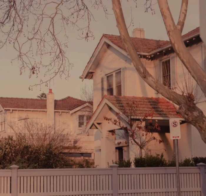 黄昏虽在，但少年已经离开了。