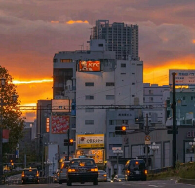 黄昏虽在，但少年已经离开了。