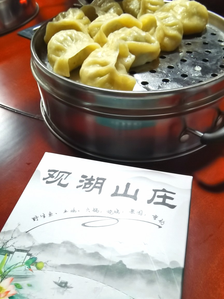 沾益icon的著名美食中，大家最熟悉的是沾益辣子鸡、沾益老鸭子，还有就是花山水库鱼了。
昨晚有幸在当地做工厂的朋友带领下，来到花山水库旁，品尝了一餐向往已久的花山水库鱼。
一路的土路、小路上，有好几家卖花山水库鱼的的鱼庄，最后来到观湖山庄，据说开了10多年了，旁边的几个鱼庄的老板都是与他家有着亲戚关系。
已经提前预订的一大盆的鱼上来，据说有5公斤多，鱼肉上面红彤彤的一层红油、一大把芫荽，威武！
一勺鱼汤、带红油，再来几坨大大的鱼肉，吃得满头大汗，因为太辣了，锅里有很多油炸焦黄的干辣椒、泡椒小米辣、葱段，是调味的主力军，味精鸡精也放得不少，吃完嘴里需要多喝水。
吃得差不多，加进去蔬菜、藕片，再吃。
配菜是2盘油炸的洋芋条，外焦里沙，味道不错。
配酒是老板自己种植的马桑子泡的桑葚酒，颜色深红浓郁，口感极好。