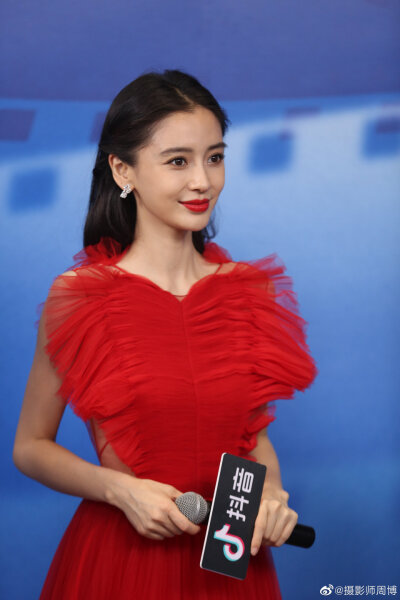 【侵权删】这里是Angelababy（杨颖）的美图啦~可甜可盐可飒你值得拥有哦！
我在豆蔻年华遇见你，想要陪你好多好多年。（图源很广，带水印，只是个人集baby美图）