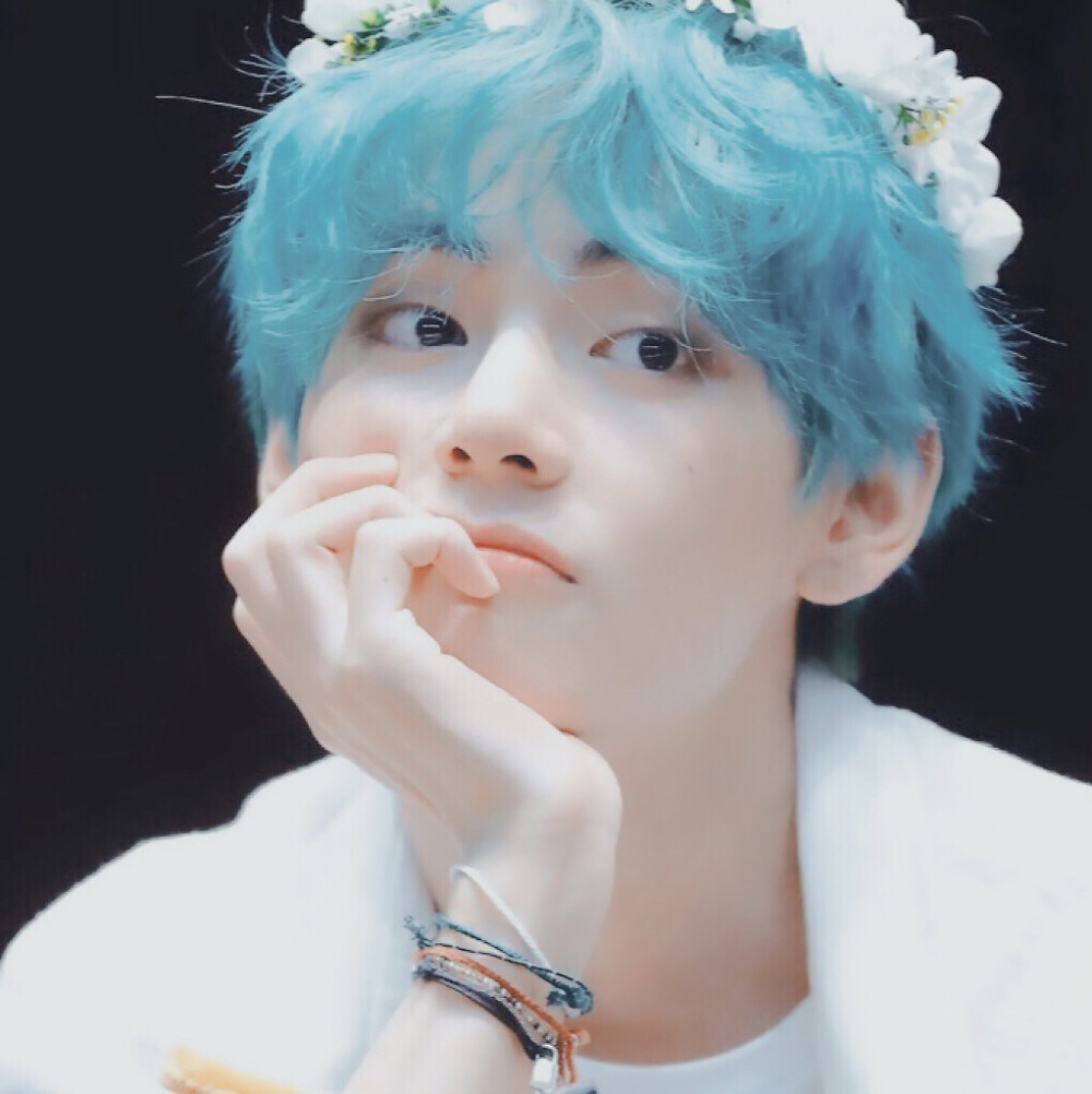 金泰亨
“我爱过一轮月亮
这世界，明灭浮沉，云雾缭绕，风吹雷响，鸦雀回巢
这都与我无关
我爱过一轮月亮”
cr.TAETAELAND