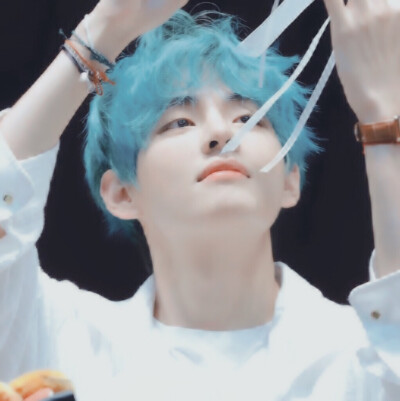 金泰亨
“我爱过一轮月亮
这世界，明灭浮沉，云雾缭绕，风吹雷响，鸦雀回巢
这都与我无关
我爱过一轮月亮”
cr.TAETAELAND