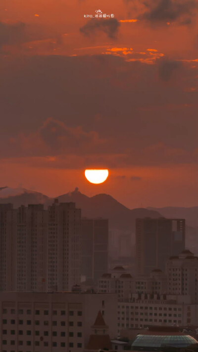 “追赶日落的路上只希望全是绿灯 我的意思是 我希望我们都能一帆风顺”
©️kiro_張張爱吃鱼