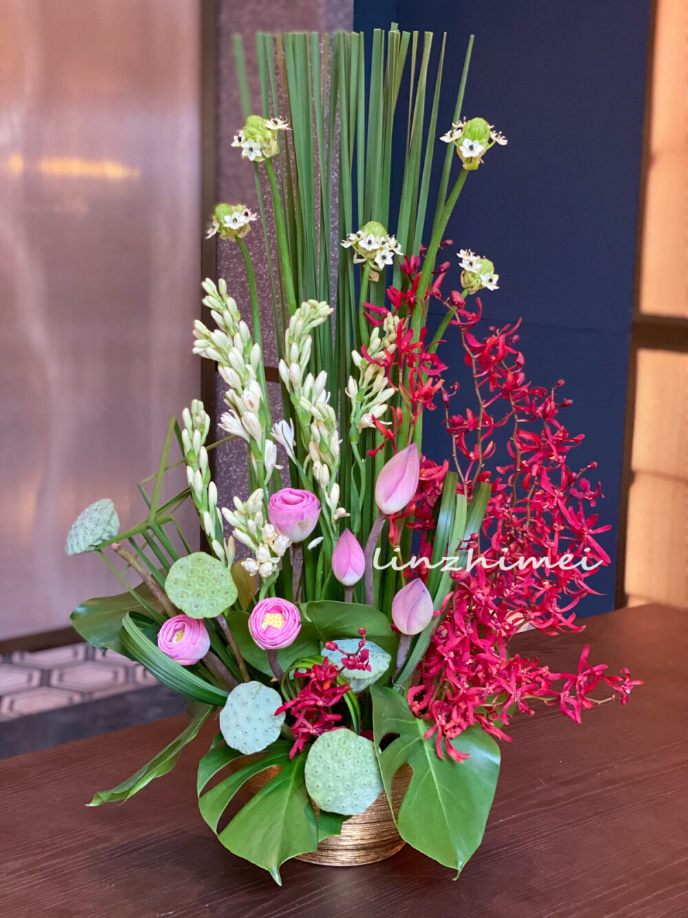 去年夏天的一些酒店花儿
每每想清理相册空出我的256G，就发现得从15年拍的芍药开始清理…吓得赶紧按锁屏键。