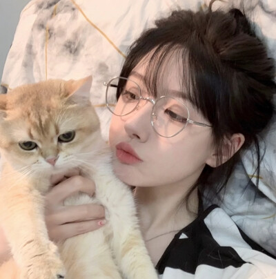 ◈心动女头
我坐在几千个日落里 望向白鸟衔玫瑰飞去