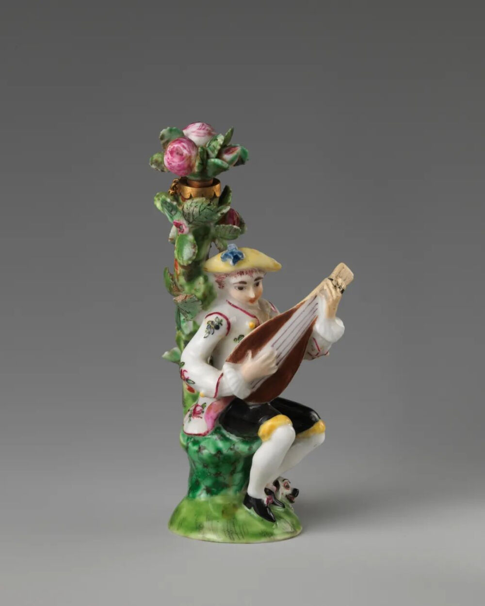 英国瓷雕，《弹曼陀铃的男孩》，
18世纪上半叶，大都会博物馆馆藏
