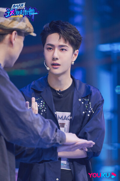 这就是街舞：
#街舞4队长联欢会plog# @UNIQ-王一博 队长的联欢会plog已送达！浅紫色外衣清爽亮眼，游戏进行中摆个酷酷的pose，一豹队长在为哪个表演鼓掌呢？ ​​​