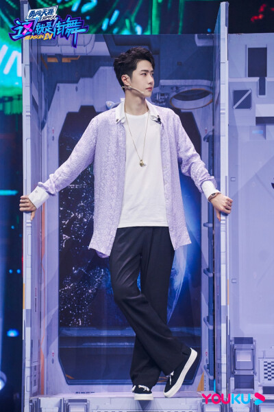 这就是街舞：
#街舞4队长联欢会plog# @UNIQ-王一博 队长的联欢会plog已送达！浅紫色外衣清爽亮眼，游戏进行中摆个酷酷的pose，一豹队长在为哪个表演鼓掌呢？ ​​​