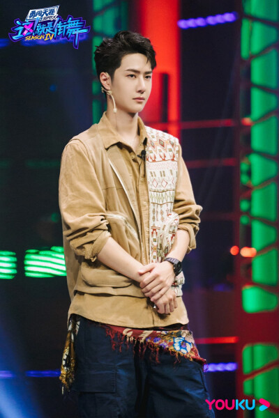 这就是街舞：
#街舞4队长联欢会plog# @UNIQ-王一博 队长的联欢会plog已送达！浅紫色外衣清爽亮眼，游戏进行中摆个酷酷的pose，一豹队长在为哪个表演鼓掌呢？ ​​​