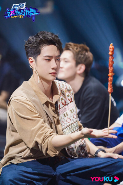 这就是街舞：
#街舞4队长联欢会plog# @UNIQ-王一博 队长的联欢会plog已送达！浅紫色外衣清爽亮眼，游戏进行中摆个酷酷的pose，一豹队长在为哪个表演鼓掌呢？ ​​​