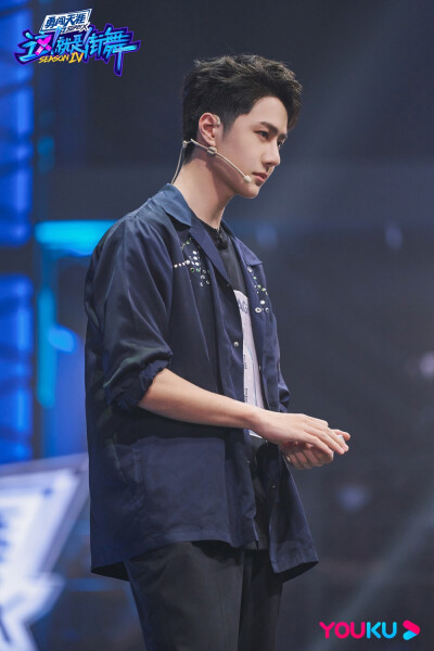 这就是街舞：
#街舞4队长联欢会plog# @UNIQ-王一博 队长的联欢会plog已送达！浅紫色外衣清爽亮眼，游戏进行中摆个酷酷的pose，一豹队长在为哪个表演鼓掌呢？ ​​​