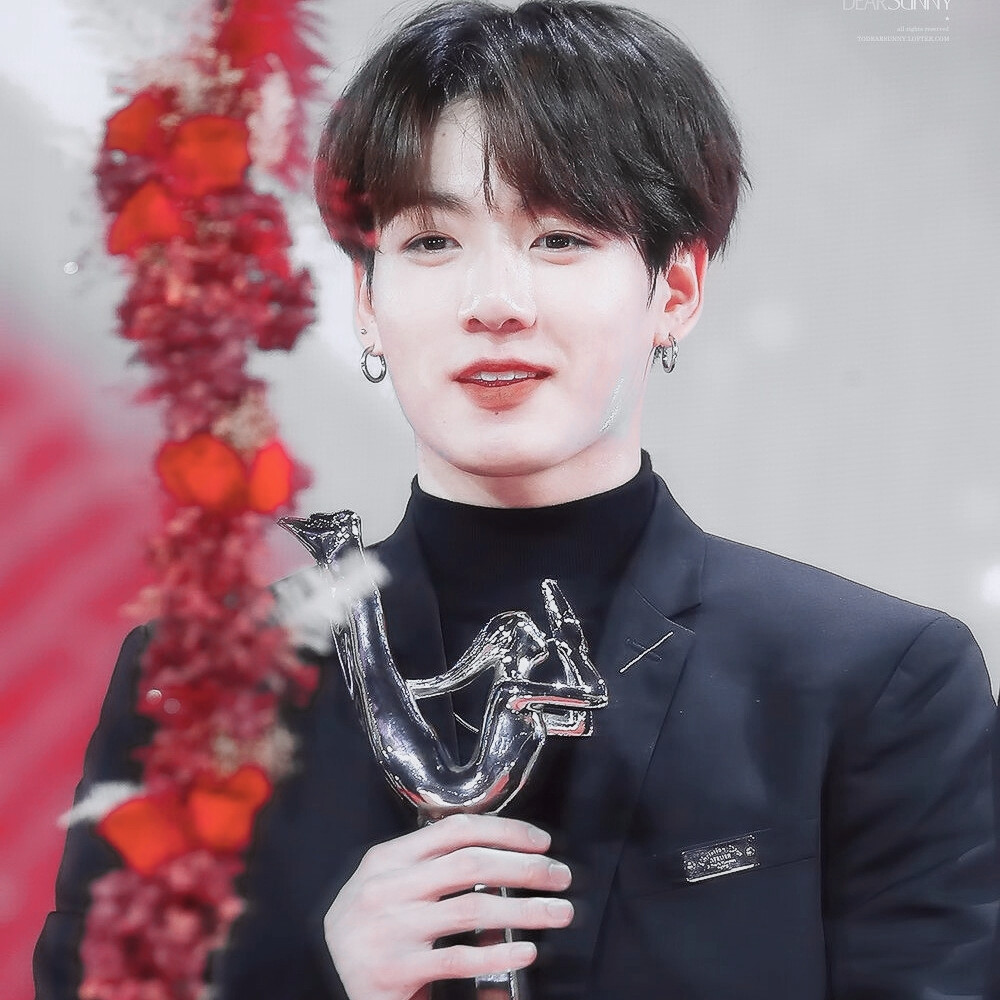 小孩 一起去吹晚风吗
Jungkook/田柾国
cr.DearSunny
背景图cr.夏风的悸动