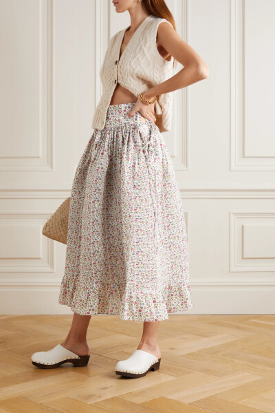 Horror Vacui 这款 “Claire” 半身裙裁自挺括的纯棉府绸，铺满缤纷烂漫的 “Luna Belle” 小碎花，精巧排布的柔和车缝褶和甜美的荷叶下摆令裙身更显蓬松丰盈。不妨将上衣束入单品腰身穿着，秀出侧面的俏皮细带。