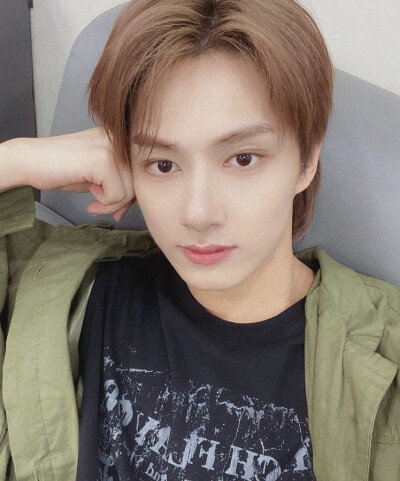 文俊辉（JUN）
❣️ⓈⒺⓋⒺⓃⓉⒺⒺⓃ❣️