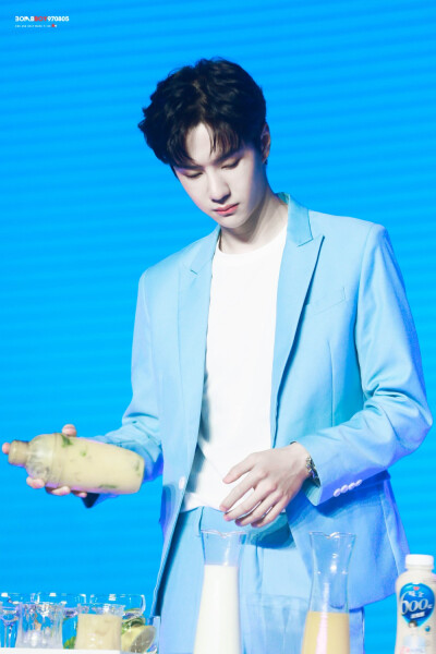 180926 味全品牌发布会 @UNIQ-王一博 ♥奶香味十足♥ cr:logo ​ ​​​