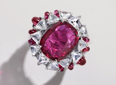 Cartier 在2021年高级珠宝系列「Sixième Sens」中推出这枚 Phaan 红宝石戒指，最特别之处是采用多层宝石镶嵌结构，创造出华丽的错视效果。设计师大胆将一颗玫瑰式切割钻石隐藏于红宝石主石下方，钻石火彩透过红宝石…