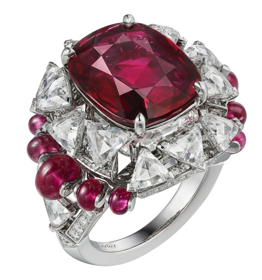 Cartier 在2021年高级珠宝系列「Sixième Sens」中推出这枚 Phaan 红宝石戒指，最特别之处是采用多层宝石镶嵌结构，创造出华丽的错视效果。设计师大胆将一颗玫瑰式切割钻石隐藏于红宝石主石下方，钻石火彩透过红宝石创造出更强烈的视觉冲击力。