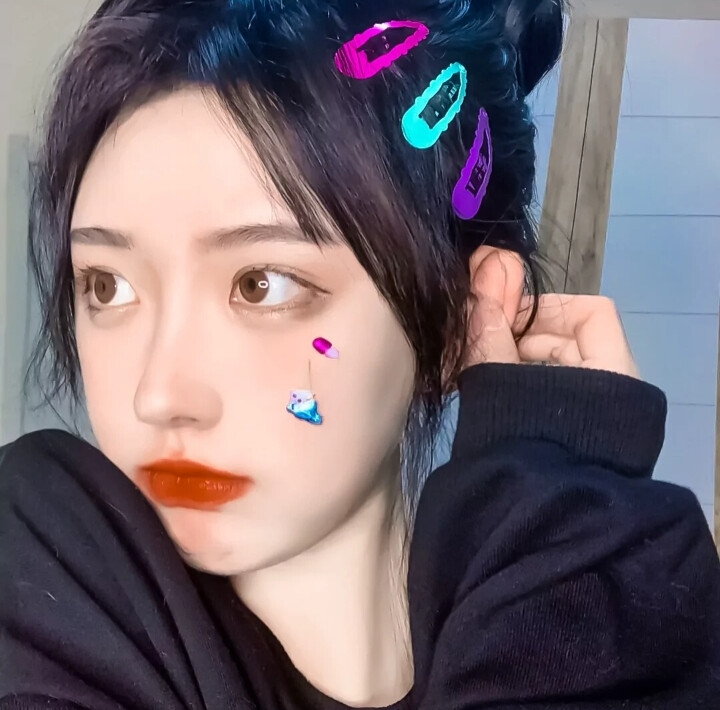 ◈心动女头
我坐在几千个日落里 望向白鸟衔玫瑰飞去