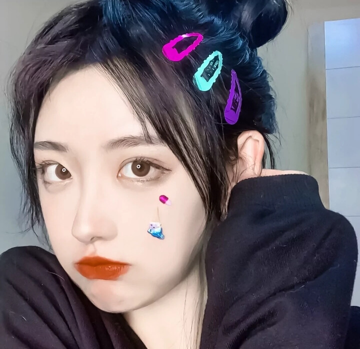 ◈心动女头
我坐在几千个日落里 望向白鸟衔玫瑰飞去