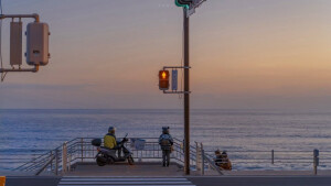 “浅浅夜色中，开始揉进光的颜色”
黄昏小调高清壁纸
图源网络
‖侵删