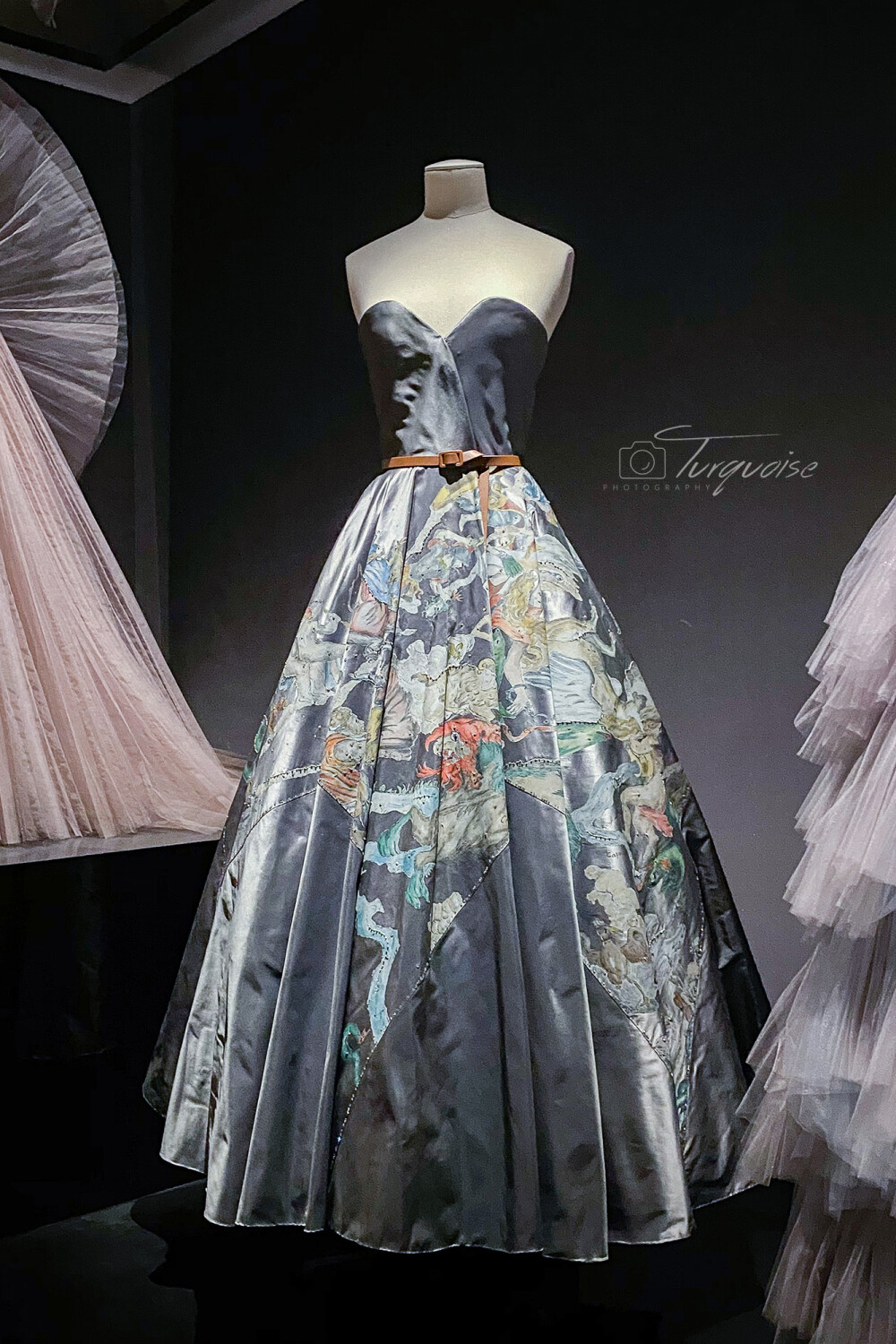 玛丽亚·嘉茜娅·蔻丽（Maria Garzia Chiuri），2016年-至今。
二零一六年，玛丽亚·嘉茜娅·蔻丽成为迪奥时装屋的首位女性创意总监。她设计的时装系列于二零一七年首次亮相，抢眼的口号T恤引用了作家奇马曼达·南戈齐·阿迪奇的“We Should All Be Feminists”等女性主义口号，鲜明表达了创意总监等立场。玛丽亚·嘉茜娅·蔻丽认为，当今时尚设计师的角色是与他人建立联系并发表自己的想法。她说：“我关注世界，并对世界敞开胸怀，创造适合当代女性的时尚语言。”她也将自己的角色比作策展人，为了创作高级订制时装系列的首秀，她用心借鉴迪奥经典设计，对前任创意总监的创造力表示认同。玛丽亚·嘉茜娅·蔻丽将当代女性的需求放在首位，一直与倡导女性主义叙事的女性艺术家密切合作。她将现代剪裁融入飘逸的浪漫晚礼服，使迪奥先生的女性的观念活灵活现。玛丽亚·嘉茜娅·蔻丽秉承年轻化的设计态度，让迪奥始终位于高级订制时装界的顶端。