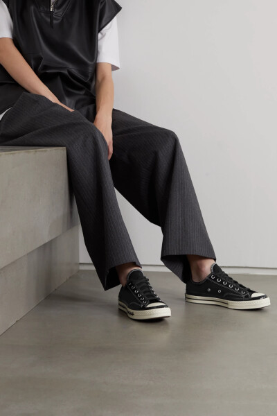 Converse 与 7 Moncler Fragment 系列的设计师、日本潮流教父藤原浩（Hiroshi Fujiwara）携手合作，重新演绎前者经典的 “Chuck 70” 运动鞋。这一低帮版本采用耐穿的帆布制成，并以亮泽橡胶饰边，橡胶鞋底上还印有…