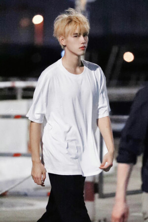 陈飞宇新剧《打火机与公主裙》银发造型！