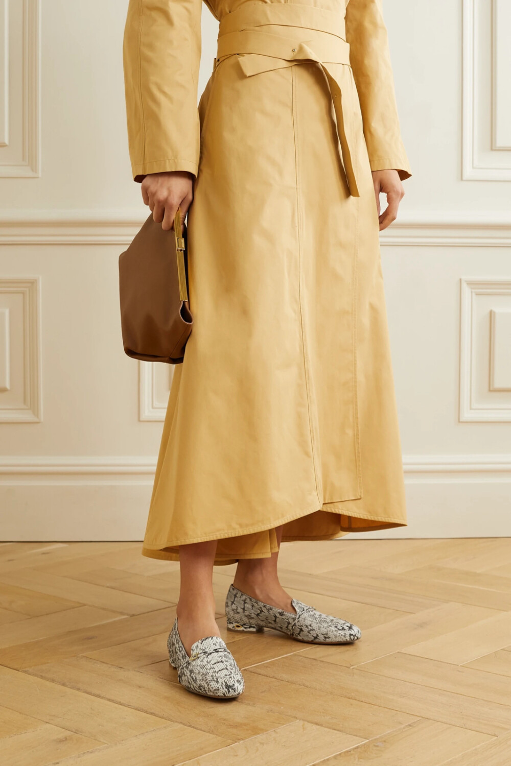 Jennifer Chamandi 曾苦学意大利语，为的是能与那里最棒的工厂打交道，委托他们为个人品牌生产鞋履，足见其对于品质和工艺所倾注的心血。这款 “Fabrizio” 乐福鞋以肌理细腻的蛇皮打造，衬垫鞋底带来舒适脚感，鞋舌和粗跟位置均设有标志性的 “Eye of the Needle” 穿孔五金件。