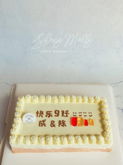 #SHERRYMOLLY家の下午茶# —『原味方形cake』结婚9周年的庆祝cake～ 挑了长方形样子哒 奶酪黄和淡可可色系 加上她自己想的文案～最后四个笑脸+四个小熊 是他们完美可爱的一家子了