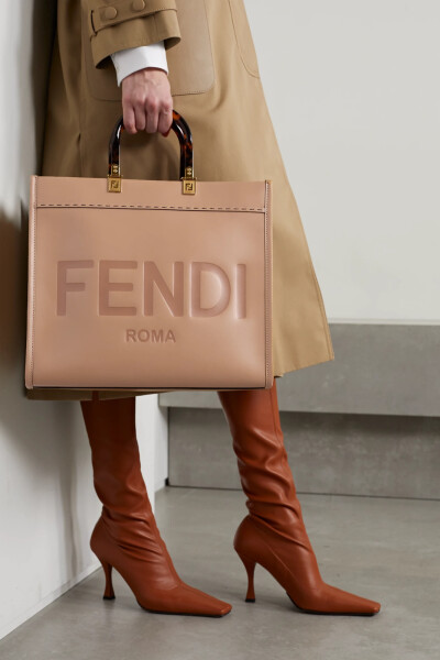 Fendi 这款 “Sunshine Shopper” 手提包以皮革于品牌意大利工坊中制成，饰有别致醒目的 Logo 凹印压花，仿玳瑁纹手柄上缀有低调的金色 “FF” 经典标志。包身容量充裕，足以为你妥善收纳笔记本电脑和备用高跟鞋等日…