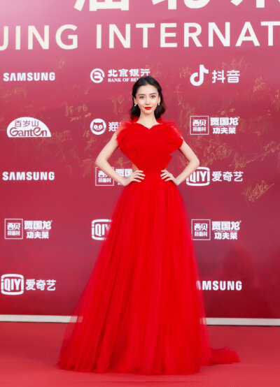 【侵权删】这里是Angelababy（杨颖）的美图啦~可甜可盐可飒你值得拥有哦！
我在豆蔻年华遇见你，想要陪你好多好多年。（图源很广，带水印，只是个人集baby美图）