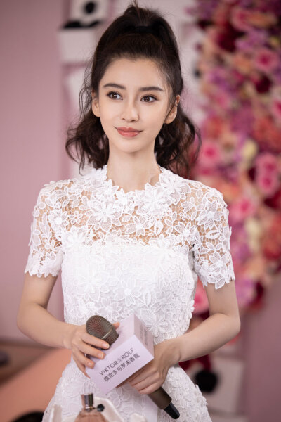 【侵权删】这里是Angelababy（杨颖）的美图啦~可甜可盐可飒你值得拥有哦！
我在豆蔻年华遇见你，想要陪你好多好多年。（图源很广，带水印，只是个人集baby美图）