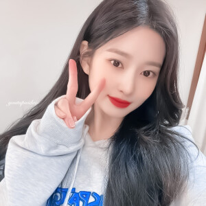 -金珉周*

The radio is from Instagram


KIM MIN JU is from IZ*ONE.


