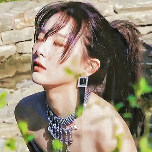 “神明的少女。”