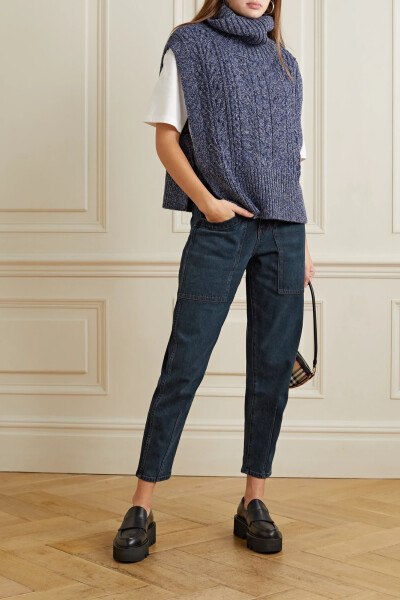 Veronica Beard 这款 “Charlie” 高腰裤以深蓝牛仔布精心裁成，腰身至大腿的刷纹带出几分复古气质，灯笼裤腿于裤脚处收窄。建议搭配简约的坦克背心或毛衣。