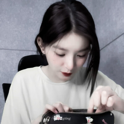 “我们半世相逢，依旧少年如风”
—《暗格里的秘密》
原:赴暒