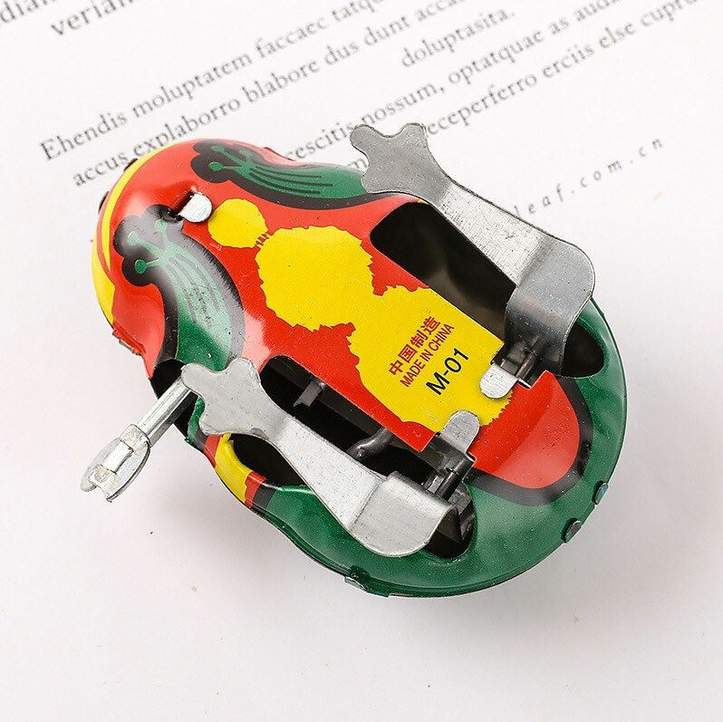 有一天小猪花花走在回家的路上，看见路上出现了一只长8cm宽5cm铁皮的玩具青蛙躺在哪里一动不动的小猪花花走生前去一看原来是忘记拧发条了它赶紧拧了几圈过后那只铁皮青蛙居然活过来了说了一声谢谢之后简单的介绍了自己原来这只铁皮青蛙是从淘宝网的王耍耍的玩具店里跑出来的一只重26g的玩具铁皮青蛙并介绍了自己另外的三个同伴一只重为45g长为9CM宽为5cm的玩具铁皮公鸡还有一只宽为4.5cm长7cm重为30g的玩具铁皮兔子最后还有一只重为35g长为12cm宽为5cm玩具铁皮老鼠后来铁皮玩具青蛙 为答谢它的救命之恩答应它的两个愿望小猪说的第一个愿望是是想要让天永远变黑玩具铁皮青蛙张开嘴哇的一下把天都给吃了小猪花花于是想去找朋友耍可是天是黑的不敢去于是再求玩具铁皮青蛙说了第二个愿望就是把白天给我还回来玩具铁皮青蛙哇的一声 天空又恢复了白天
小猪花花很高兴找朋友去玩去