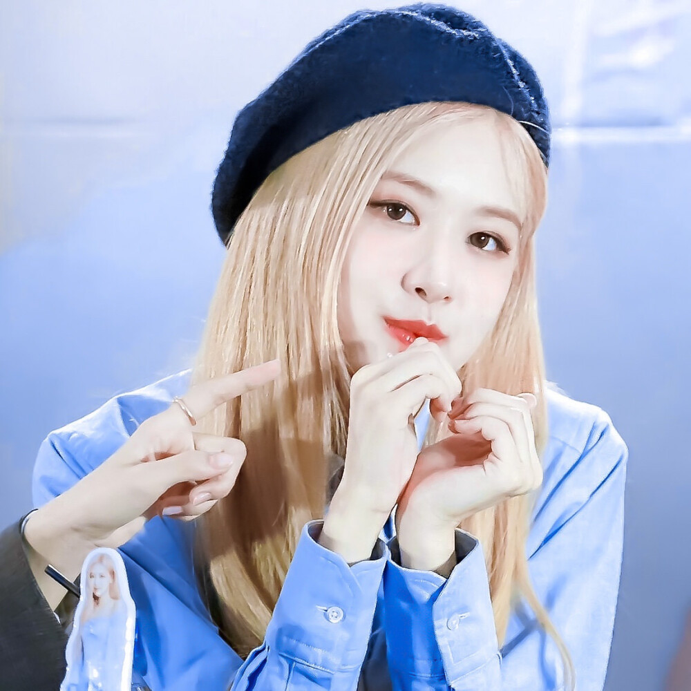 /“她向我示爱，不会是暗恋我吧。”
-ROSÉ朴彩英/沈楸。
-cr.iridescentrose1