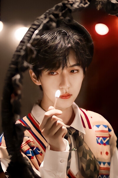 是小贺老师啦(/ω＼)