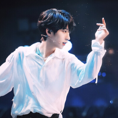 是小贺老师啦(/ω＼)