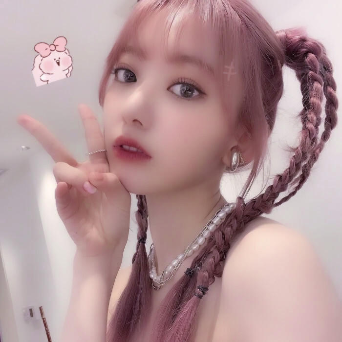 宫脇咲良
原截张伊